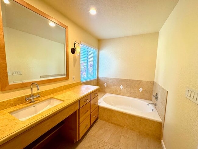 Building Photo - Wonderful 2 story home in Walnut Creek nea...