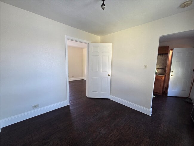 Building Photo - 302 N 71st St