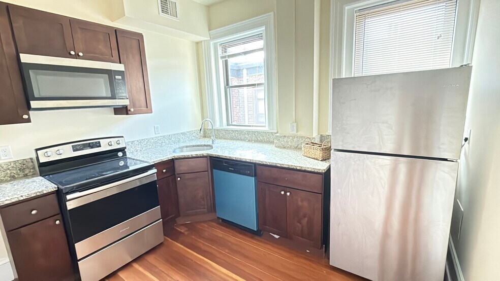 Building Photo - 1563 Beacon St