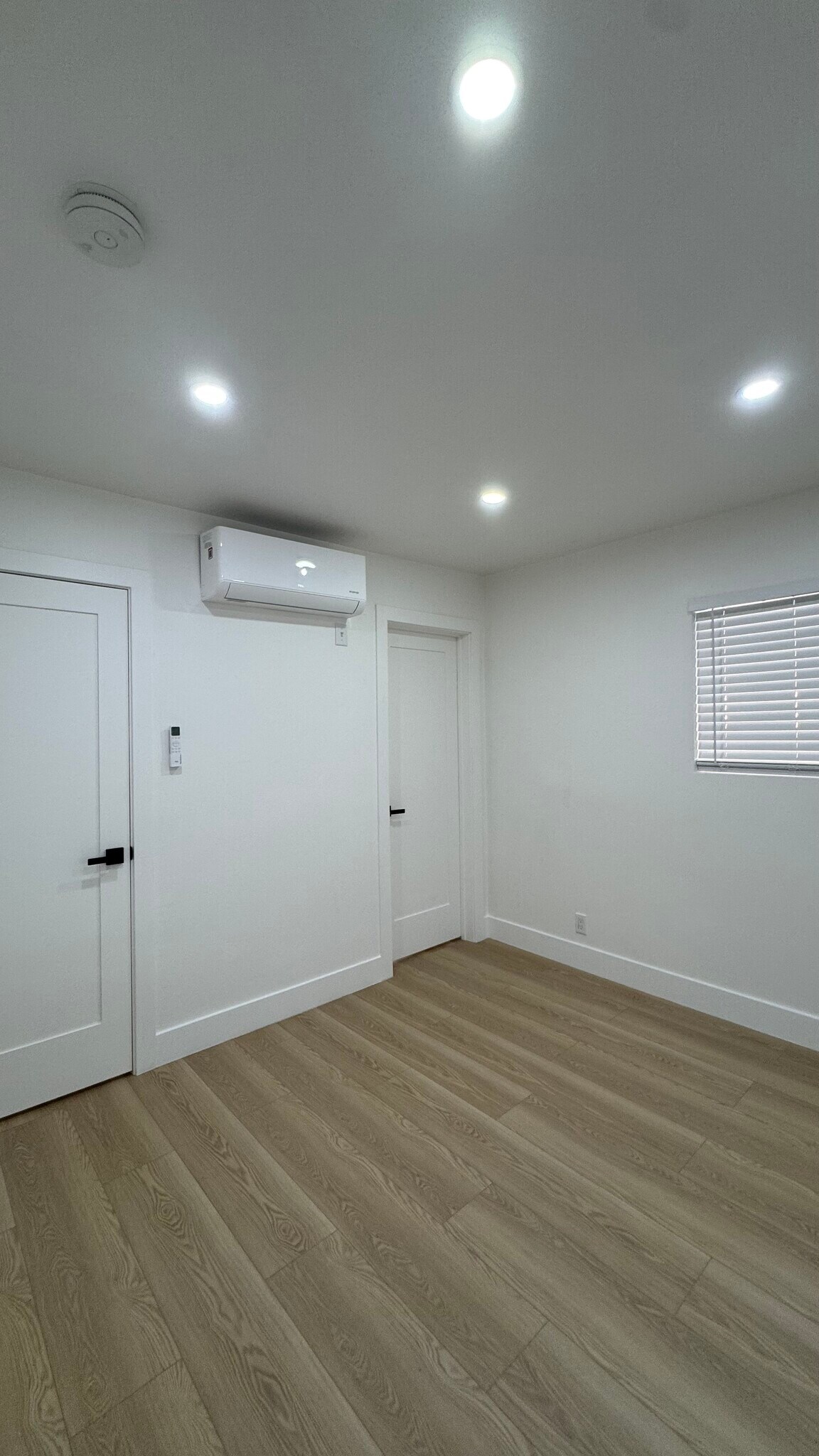 Building Photo - 3443 E 8th St