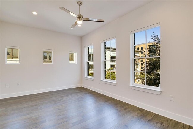 Building Photo - 1301 Town Creek Dr