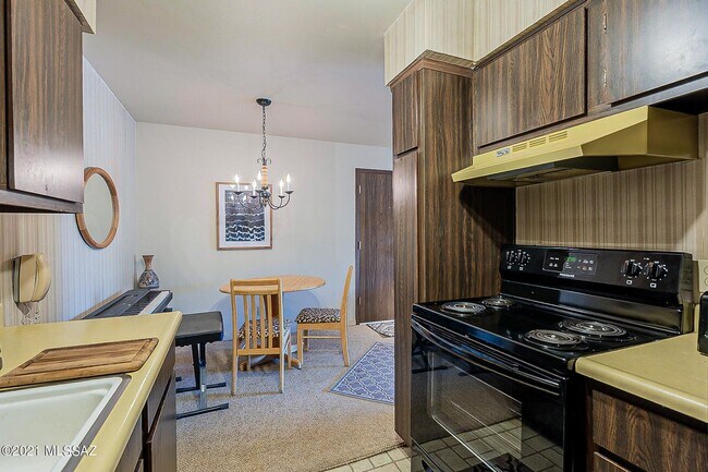 Building Photo - Sharp & Convenient 1 Bed. Condo that Can b...