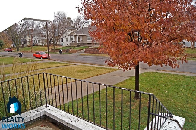 Building Photo - Super Cool bungalow in the Country Club ne...