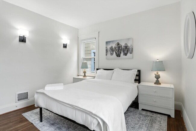 Building Photo - Fully Furnished 3-Bedroom Main-Floor Apartment in North Buffalo