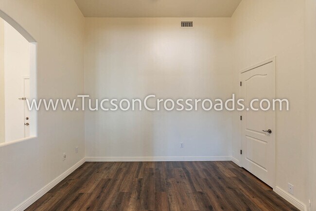 Building Photo - 4 Bedroom / 2 Bathroom Home
