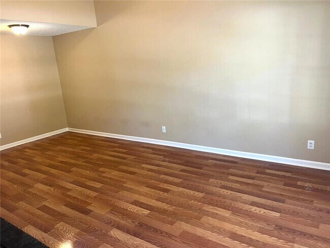 Building Photo - 8019 Woodlake Dr