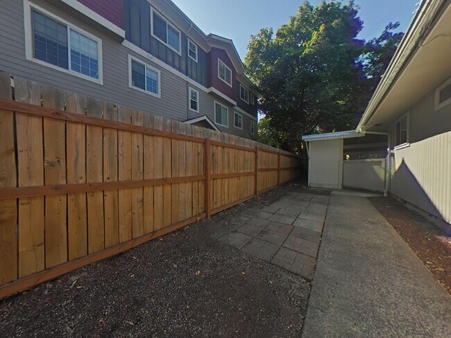 Building Photo - 2 Bedroom Duplex ~ Close to Campus