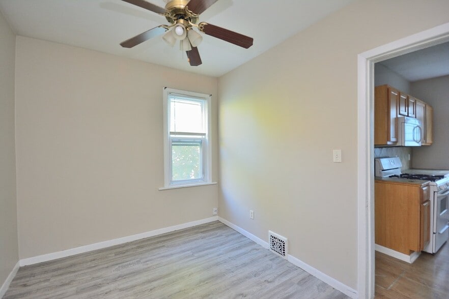 Building Photo - 818-820-820 E Brady St