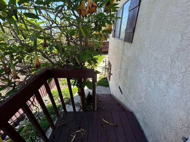 Building Photo - Cozy 2-Bedroom Duplex with Fireplace & Sunroom in Vista – Don’t Miss Out!