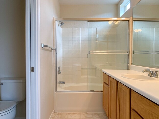 Building Photo - Lovely Bright and Spacious Two Bedroom Tri-Level Condo
