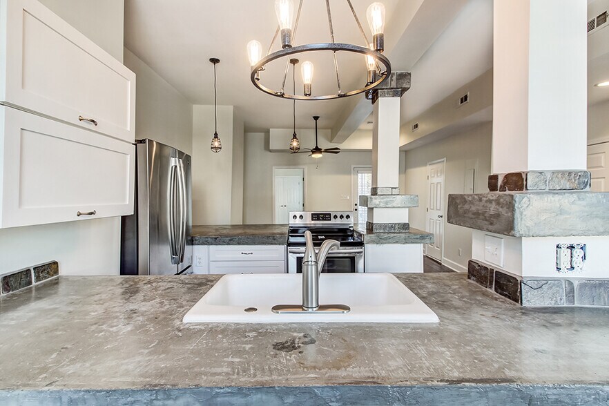 Building Photo - 303 W Henry St