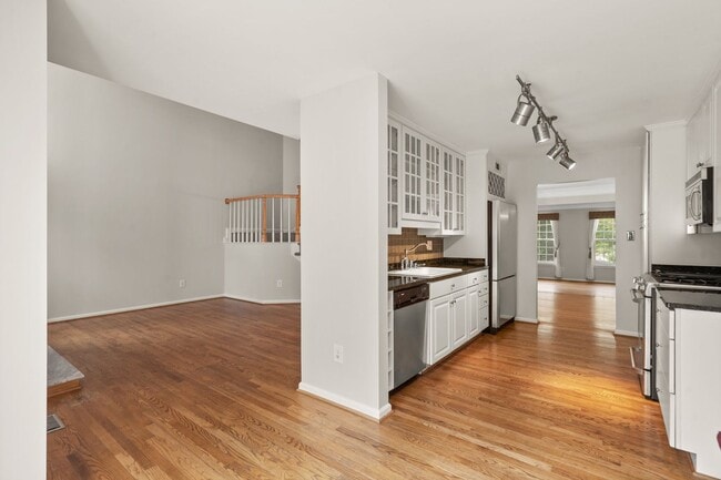 Building Photo - 3 Bed 2 Full Bath/2 Half Bath - Rockville Townhouse - Move In Ready