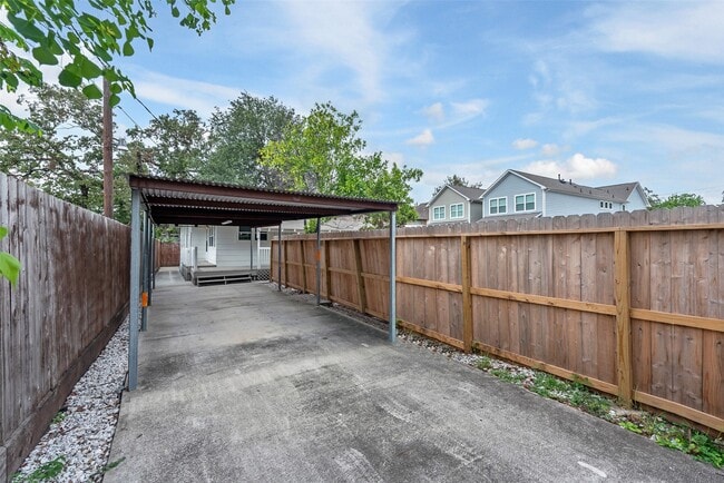 Building Photo - 910 Judiway St