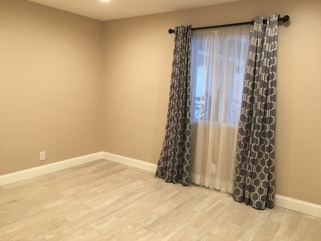 Building Photo - Single Story 3 Bedroom 2.5 Bath Home,