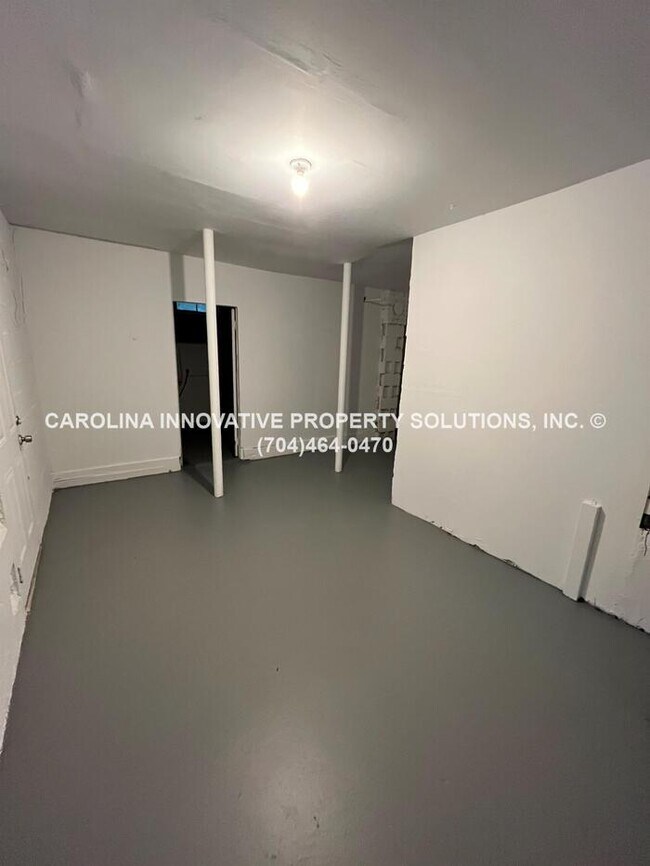 Building Photo - 2830 Phillips Ave