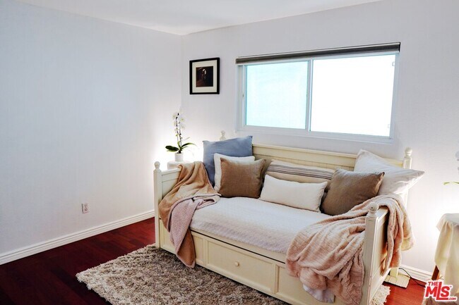 Building Photo - 2418 Graham Ave