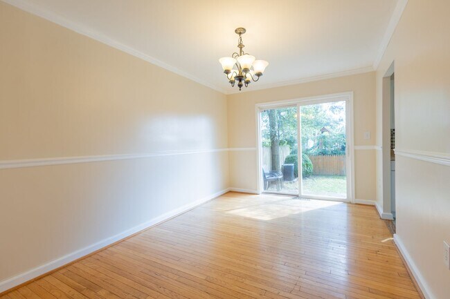 Building Photo - Beautiful 3 BR/2.5 BA Townhome in Millersv...