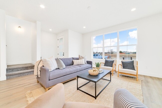 Building Photo - Low Maintenance Meridian Townhome!