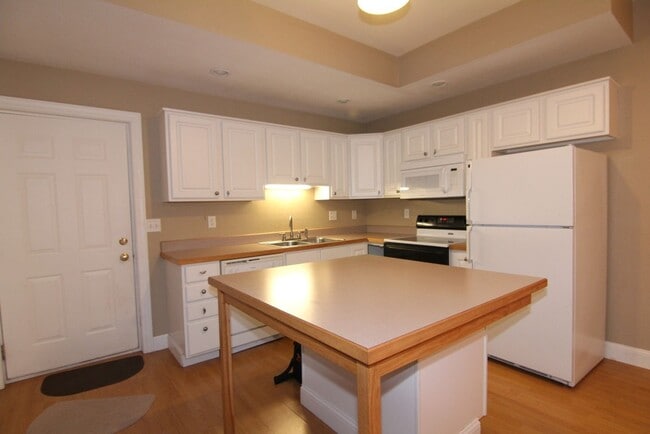 Building Photo - Beautifully Renovated Large 4 bedroom Dupl...