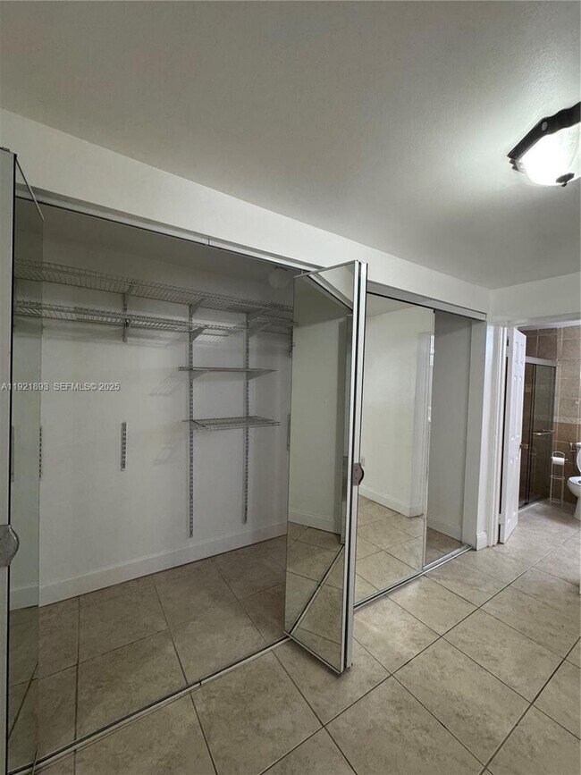 Building Photo - 640 N 71st Terrace