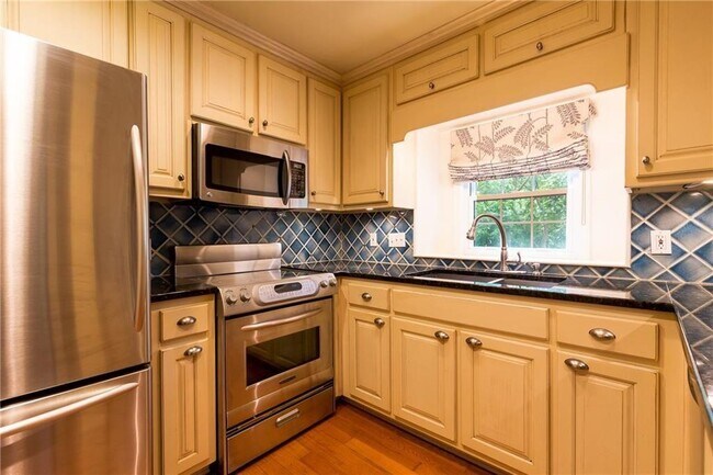 Building Photo - 82 Montre Square NW