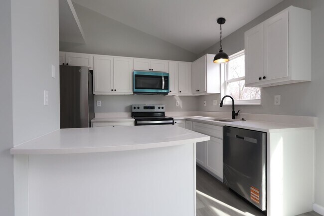 Building Photo - Beautiful 3 Bed 2.5 Bath w/2 Car Oversized Garage