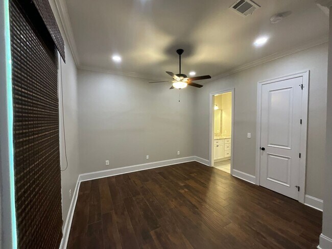 Building Photo - Live in Greystone Golf & Country Club!