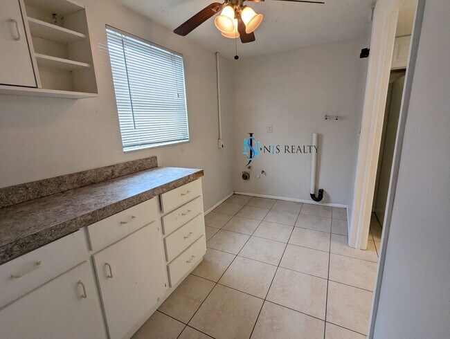 Building Photo - Fresh paint throughout this 3/2/1 1400 Sq....