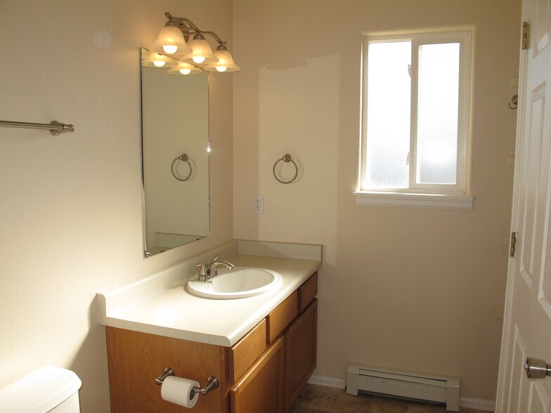 Building Photo - 1143 E Carolina Ave