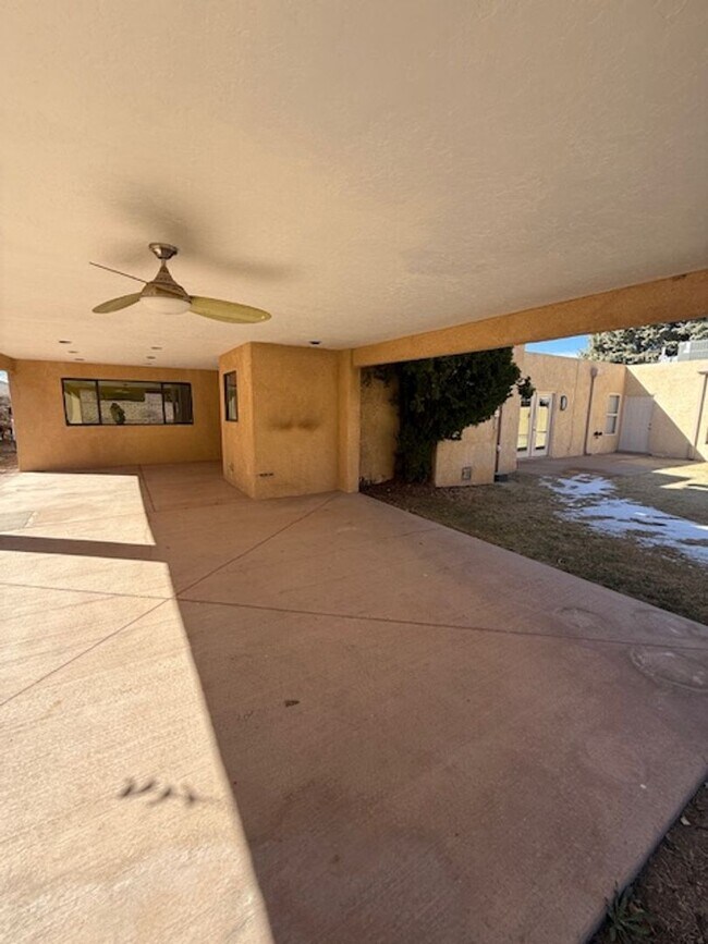 Building Photo - Beautiful NE Heights Neighborhood Executive style home with a Large back yard that has a full siz...