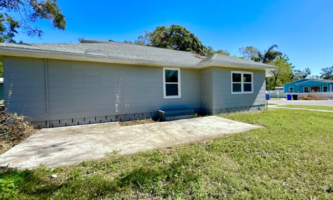 Building Photo - 3841 16th Ave S