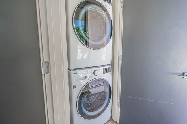 Building Photo - Beautiful 1-Bedroom Condo with an Office Space in Sherman Oaks!