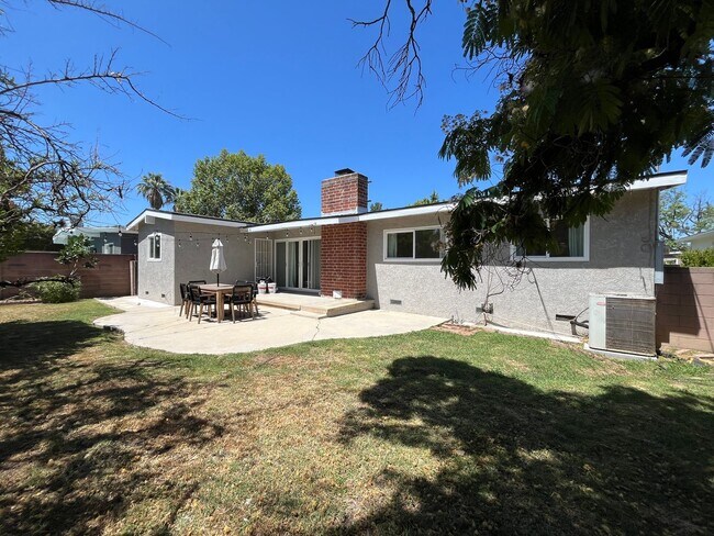 Building Photo - AVAILABLE NOW! Encino home w/all appliance...