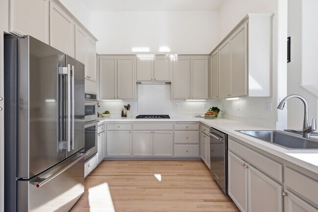 Building Photo - 15 Aaron Dr