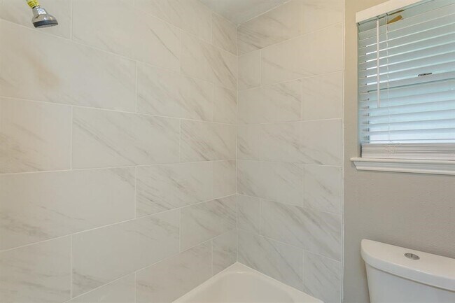 Building Photo - 2715 Colony Dr