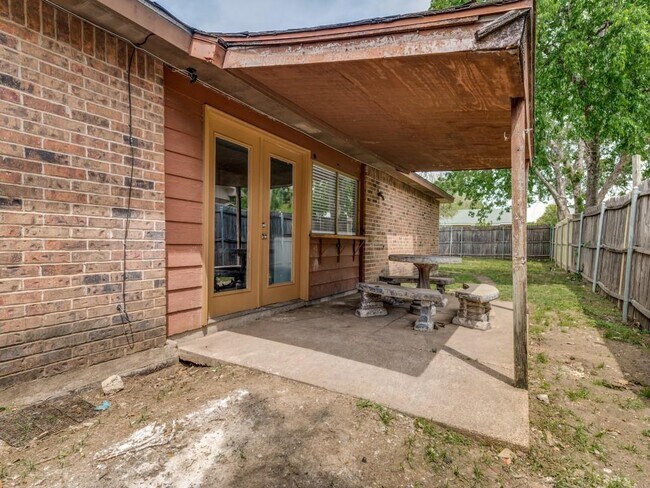 Building Photo - 502 Wildflower Dr