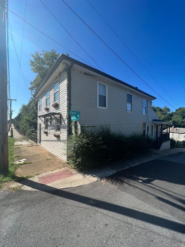 Building Photo - Great 4 Bedroom Minutes from Downtown