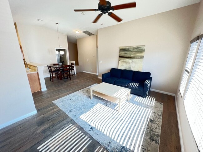 Building Photo - BEAUTIFUL 2BD/2BA SOUTHEAST