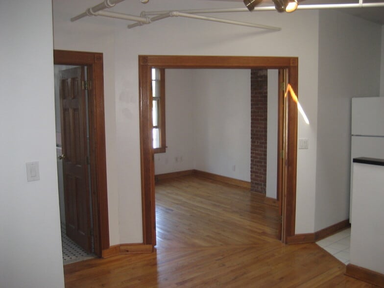 Building Photo - 7 E Main St