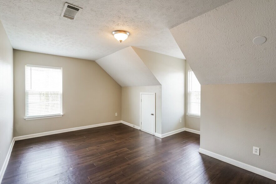 Building Photo - 2209 Dewey Dr