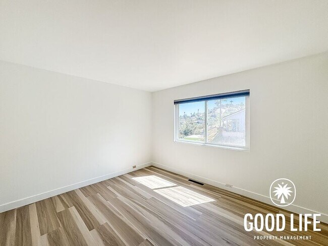 Building Photo - 9400 Crest Dr