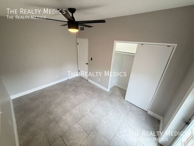 Building Photo - 3612 Surrey Dr