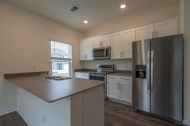 Building Photo - Beautiful newly constructed 3 bed and 2.5 bath townhouse with garage in the heart of jonesborough.