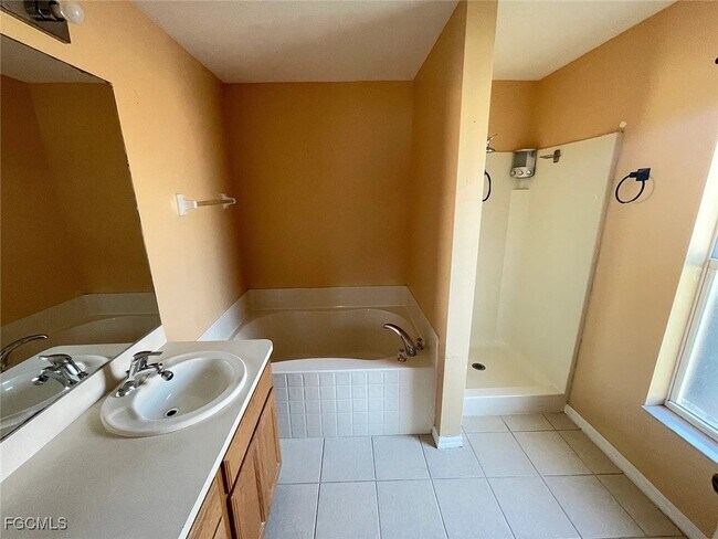 Building Photo - 2112 NE 1st St