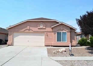 Building Photo - Lovely 3 bedroom home in convenient location.