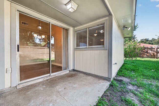 Building Photo - 14306 River Glen Dr