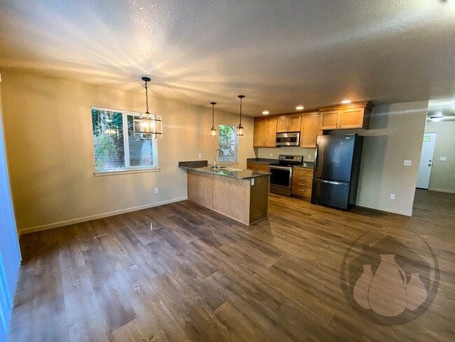 Building Photo - Willamina Duplex