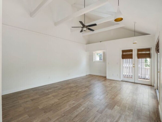 Building Photo - Charming 1/1 condo near Lake Virginia