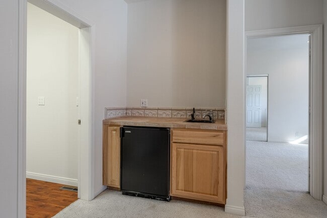 Building Photo - Mountain View Haven