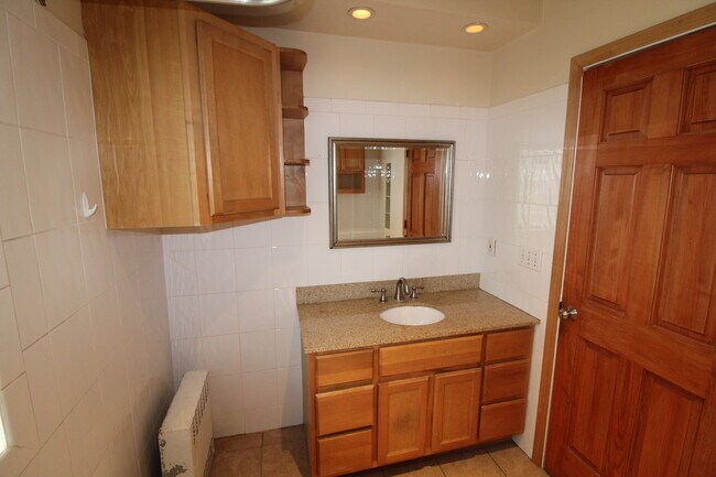 Building Photo - 2927 N Newhall St